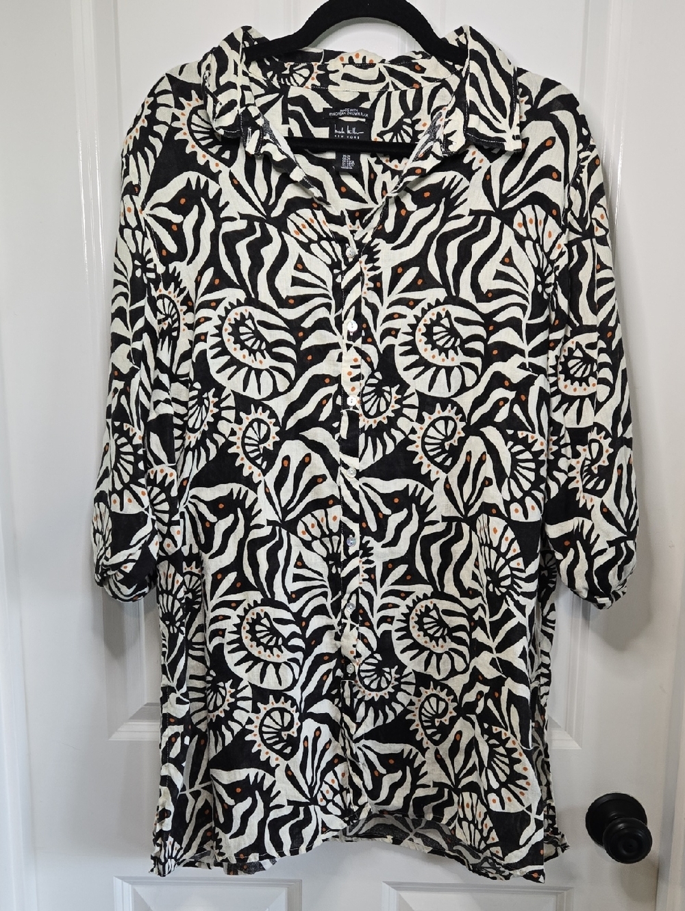 Nicole Miller New York 2X Linen button-up featuring black white abstract print